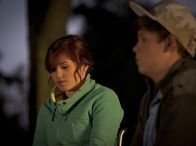 Schloss Einstein – Jo ist betrĂĽbt. Heute vor 12 Jahren hatte sie den Unfall, welcher sie an den Rollstuhl fesselte. (Lena Kaufmann, li.; Ferdinand DĂ¶lz, re.)Â
