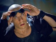 Riddick - Chroniken eines Kriegers – Riddick (Vin Diesel) und Kyra verlieren sich während der Schlacht. Er befürchtet das Schlimmste und macht sich sofort auf die Suche nach ihr ...