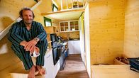 freizeit – Der große Traum vom kleinen Zuhause - die ursprünglich amerikanische Idee vom Tiny House ist längst auch bei uns angekommen: Winzig-Häuser fest verschraubt auf einem Anhänger. Der romantischen Freiheit sind jedoch ein paar Grenzen durch ganz unromantische Begriffe gesetzt: TÜV und Straßenverkehrsordnung, Baurecht und Abwasserklärung. Wer es allerdings geschafft hat und ein Baugrundstück ergattern konnte, der berichtet fasziniert von einem ganz neuen Lebensgefühl. Der Schmidt Max ist durch Bayern gereist und hat Menschen getroffen, die sich ihren Traum vom einfachen Leben erfüllen konnten – oder knapp davorstehen.