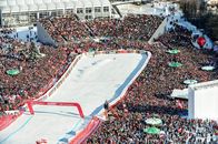 Streif: One Hell of a Ride – Die Streif - Zieleinfahrt und Publikum.
