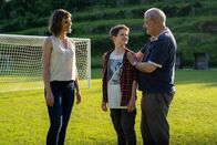 Ein Sommer in Istrien – Ein Sommer in Istrien Talentierter Jungfussballer: Sophie Pfennigstorf als Anne, Xaver Pucci als Matija, Leonard Lansink als Franjo Copyright: SRF/ZDF/Arvid Uhlig