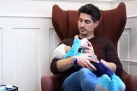Einstein – Einstein Vater werden: Wie kann ich mich vorbereiten? Tobias Müller hält ein «Simulatorbaby» auf dem Arm. Copyright: SRF