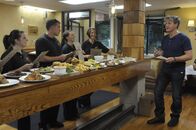 In Teufels Küche mit Gordon Ramsay – Heute ist Gordon Ramsay (r.) im Restaurant "Mill Street Bistro" in Norwalk, Ohio, zu Besuch. Nachdem der Besitzer Joe Nagy einst seinen Job im Lebensmittelverkauf verlor, hat er ohne jegliche gastronomische Vorkenntnisse das Lokal eröffnet.