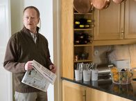 Mankells Wallander – Der pensionierte Polizist Rolf Liljeberg (Anders Ahlbom Rosendal) hat Kontakt zu mehreren Pädophilen.; rbb Fernsehen MANKELLS WALLANDER - DUNKLE GEHEIMNISSE Uhr. Der pensionierte Polizist Rolf Liljeberg (Anders Ahlbom Rosendal) hat Kontakt zu mehreren Pädophilen.