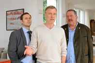 Die Rosenheim-Cops – Als Philipp von Preitz (Christoph Grunert, M.) gegenüber Hofer (Joseph Hannesschläger, r.) und König (Mark-Alexander Solf, l.) kein Alibi vorweisen kann, wird es eng für den Manager.