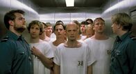 Das Experiment – Klare Rollenverteilung: Die "Strafvollzugsbeamten" bringen die "Häftlinge" in ihre provisorischen Gefängniszellen, die für zwei Wochen ihr Zuhause werden.