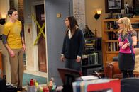The Big Bang Theory – Sheldon (Jim Parsons, l.) versucht vergeblich, einen Vogel aus seiner Wohnung zu verscheuchen - bis Amy (Mayim Bialik, M.) und Bernadette (Melissa Rauch, r.) auftauchen ...