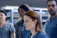 Transplant - Ein besonderer Notarzt – Das Team ist geschockt: Ayisha Issa als June Curtis (2.v.l.), Laurence Leboeuf als Magalie Leblanc (2.v.r.), Hamza Haq als Bashir Hamed (r.)