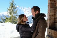 Der Bergdoktor – Hermine (Nadeshda Brennicke, l.) versucht ihren Mann Heiko (Stephan Kampwirth, r.) zu beruhigen. Doch der merkt, dass sich etwas zwischen ihm und seiner Frau verändert hat.