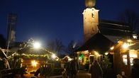 Hoagascht – Eindrücke vom Adventmarkt St. Leonhard abends während ServusTV’s „Hoagascht – Weihnachtswerk mit Seele“, am Adventmarkt St. Leonhard bei Grödig, Salzburg, Österreich am 30.November 2024.