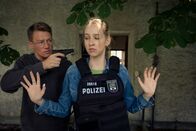 Blutige Anfänger – Hendrik von Abschatz (Vincent Krüger) ist es gelungen, Anastasia (Luise Emilie Tschersich) als Geisel zu nehmen.