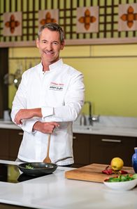 ARD-Buffet – Hülsenfrüchte mal anders: Fernsehkoch Christian Henze bereitet Balsamico-Linsen mit gebackenem Mozzarella zu.