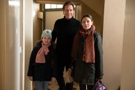 Der Alte – Für seine Tochter Johanna Bergmann (Lena Meckel, r.) und seine Enkelin Aurelia Bergmann (Mara-Sophie Schmidt, l.) nimmt sich Caspar Bergmann (Thomas Heinze, M.) immer Zeit.
