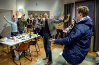 Sturm der Liebe – v.l.) und Paul (Sandro Kirtzel, r.) organisierte Abschiedsparty (mit Komparsen).