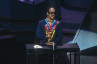 Stevie Wonder – 1985 erhält Stevie Wonder für seinen Song "I Just Called To Say I Love You" einen Oscar bei den 57. Academy Awards.