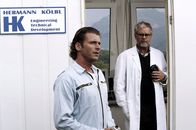 Die Rosenheim-Cops – Hermann Kölbl (Andreas Seyferth, r.) wundert sich, dass ihm sein Schwiegersohn Franz Klinger (Herbert Ulrich) unverhofft ein Alibi gibt.