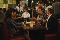 How I Met Your Mother – Robin (Cobie Smulders, l.) und Barney (Neil Patrick Harris, r.) mischen sich in Teds (Josh Radnor, 2.v.l.) Beziehung ein, während Marshall (Jason Segel, 2.v.r.) Angst hat, dass er das Opfer einer Lebensmittelvergiftung ist ...