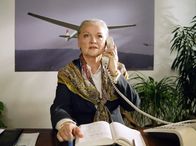 Das Glück am Horizont – Henriette Belling (Eva-Maria Hagen) versucht verzweifelt den Konkurs ihrer kleinen Firma abzuwenden.