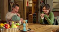 Rote Rosen – ARD ROTE ROSEN FOLGE 4395 Uhr im ERSTEN. Carla (l. Maria Fuchs) und Jess (r. Juana Nagel) kämpfen um ihr Happy End: Carla möchte ihren Hof behalten und Juana möchte das Ende ihres Romans nicht umschreiben, nur damit er sich besser verkauft.