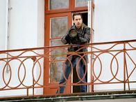 Mankells Wallander – Stefan Lindman (Ola Rapace) versucht einen mutmaßlichen Täter, der in eine Falle gelockt wird, zu fotografieren.