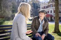Sturm der Liebe – Viktor (Sebastian Fischer, r.) überzeugt Alicia (Larissa Marolt, l.), mit dem Western-Training weiterzumachen.