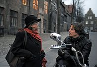 Rote Rosen – ARD ROTE ROSEN FOLGE 1263 Uhr im ERSTEN. Ben (Hakim Michael Meziani, r.) macht alle Friedensangebote zunichte, als er erneut einen Streit mit Brittas Mutter (Barbara Focke, l.) vom Zaun bricht.