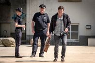 Notruf Hafenkante – Bernd Wächter (Florian Panzner, r.) sieht sich mit Vorwürfen von einem seiner Schüler konfrontiert und merkt, dass weder Franzi (Rhea Harder-Vennewald, l.) noch Hans (Bruno F. Apitz, M.) seiner Version der Geschehnisse Glauben schenken.