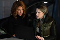 Canary Black – IT-Spezialistin Sorina (Romina Tonkovic, r.) hilft Avery (Kate Beckinsale) bei der Suche nach ihrem entführten Mann.