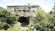 Lost Places - Geheime Welten – Die Vorderseite des ehemaligen Hotels Mayakan in Kobe. Während des zweiten Weltkrieges fanden hier 200 Menschen Unterschlupf, um sich vor den amerikanischen Bombenangriffen zu schützen. Erst durch einen Erdrutsch wurde das Hotel so stark beschädigt, dass es in den 1990er Jahren endgültig aufgegeben werden musste.