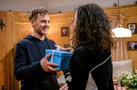 Sturm der Liebe – Max (Stefan Hartmann, l.) überreicht Vanessa (Jeannine Gaspár, r.) ihr Geburtstagsgeschenk.