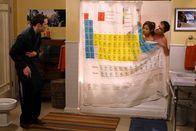 The Big Bang Theory – Priya (Aarti Mann, M.) nutzt ihre Kenntnisse als Anwältin, um den Mitbewohner-Vertrag zwischen Sheldon (Jim Parsons, l.) und Leonard (Johnny Galecki, r.) aufzulösen. Doch wie wird Sheldon reagieren?