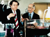 Brust oder Keule – Im Labor des Lebensmittelproduzenten Tricatel machen Charles Duchemin (Louis de Funès, r.) und Gérard (Coluche, l.) eine schreckliche Entdeckung.