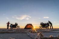 Somewhere Else Together – Joey (Josephine Flohr) und Daniel (Daniel Rintz) in der "Salar de Uyuni", der größten Salzebene der Welt in Bolivien.