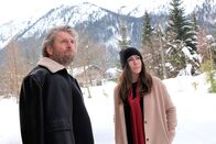Frühling – Katja (Simone Thomalla) berät Lutz Engel (Jörg Witte), der einen Skiunfall mit schrecklichen Folgen verursacht hat.