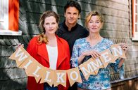 Meine Mutter ... – Eifel-Wirtin Antonia „Toni“ Janssen (Diana Amft, links), ihre Mutter Heidi (Margarita Broich) und Rufus van Berg (Stephan Luca).