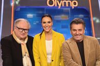 Quizduell - Olymp – Moderatorin Esther Sedlaczek (M.) mit den Kandidaten des Teams "Herz & Seele": Heinz Rudolf Kunze (l.) und Thomas Anders (r.).