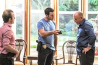 Hawaii Five-0 – Bei den Untersuchungen in einem neuen Mordfall stoßen Steve (Alex O'Loughlin, M.) und Danny (Scott Caan, l.) auf Henry Upton (Corbin Bernsen, r.). Doch was hat er damit zu tun?
