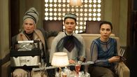 Stardust Hotel – Besorgt beobachten Vero Sui, Eks (Tomomi Themann) und Yakumi (Silke Sollfrank) die Entwicklungen um den Besitz des Stardust.