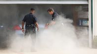 The Rookie – Plötzlich bemerken Officer John Nolan (Nathan Fillion, r.) und Officer Aaron Thorsen (Tru Valentino, l.), dass dichter Qualm aus einer Garage aufsteigt. Ohne zu zögern, gehen sie dem nach.