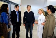 Rote Rosen – ARD ROTE ROSEN FOLGE 1533 Uhr im ERSTEN. Britta (Jelena Mitschke, 2.v.r.) erklärt, warum nur Gunter (Hermann Toelcke, 2.v.r.) als Blutspender für Merle in frage kommt (mit Anika Lehmann, l., Timothy Peach, M. und Barbara Ricci, r.).