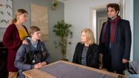Die Kanzlei – v.l.n.r.) Frau Meves (Britta Horn); Jacob Meves (Valentin von Falkenhayn); Isabel von Brede (Sabine Postel); Thomas Zuhse (Oliver Wnuk)