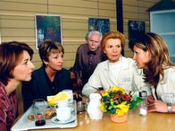 In aller Freundschaft – MDR Fernsehen IN ALLER FREUNDSCHAFT FOLGE 151, "Leben für den Augenblick" Uhr. Friedrich (Fred Delmare) benimmt sich äußerst merkwürdig. Als Barbara (Uta Schorn) von der Untersuchung bei Simoni erzählt, steht für die Damen (Hendrikje Fitz, rechts; Jutta Kammann, 2.v.l. und Maren Gilzer, rechts) fest, Friedrich hat nicht mehr lange zu leben...