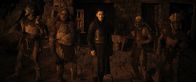 Der Herr der Ringe: Die Ringe der Macht – Adar (Joseph Mawle, M.) bereitet mit den Orks einen Angriff vor.