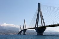 Griechenland - Von Insel zu Insel – Die gigantische Schrägseilbrücke von Rio verbindet den Peloponnes mit dem Festland.