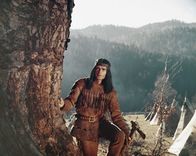 Lederstrumpf – Chingachgook (Pierre Massimi) hat das Indianer-Lager entdeckt, in dem die Töchter des Obersten festgehalten werden.