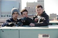 Red Dawn – Mit gezielten Guerilla-Angriffen versuchen (v.l.) Matt (Josh Peck), Robert (Josh Hutcherson) und Jed (Chris Hemsworth) ihre Stadt von den nordkoreanischen Besatzern zu befreien.