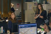 Detective Laura Diamond – Laura (Debra Messing, l.) ist sich sicher, dass an dem vermeintlichen Suizid einer krebskranken Frau etwas nicht stimmt, doch Captain Santiani (Callie Thorne, r.) ist davon nicht überzeugt ...