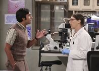 The Big Bang Theory – Raj (Kunal Nayyar, l.) braucht Amys (Mayim Bialik, r.) Hilfe in Frauenangelegenheiten. Doch kann sie ihm wirklich weiterhelfen?