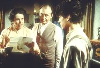 Unsere kleine Farm – Harriet Oleson (Katherine MacGregor, l.) ist entsetzt, dass ihr Sohn Willie (Jonathan Gilbert, r.) die Aufnahmeprüfung für die Universität nicht bestanden hat. Vater Nels (Richard Bull, M.) nimmt das nicht so tragisch.