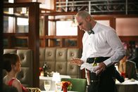 Desperate Housewives – Bei einem Restaurantbesuch genehmigt sich Bree (Marcia Cross, l.) ein paar Gläser Wein. Tony (Dominic Pace, r.), der Keller ist der Meinung, dass es ein paar zuviel waren ...